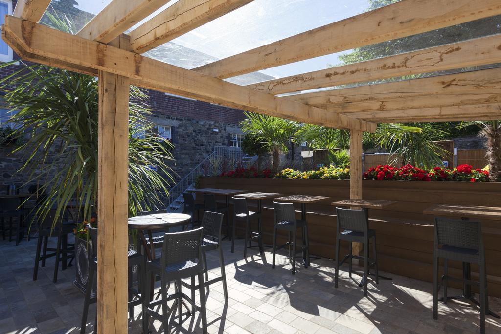 The White Hart Hotel Wetherspoon 오크햄프턴 외부 사진