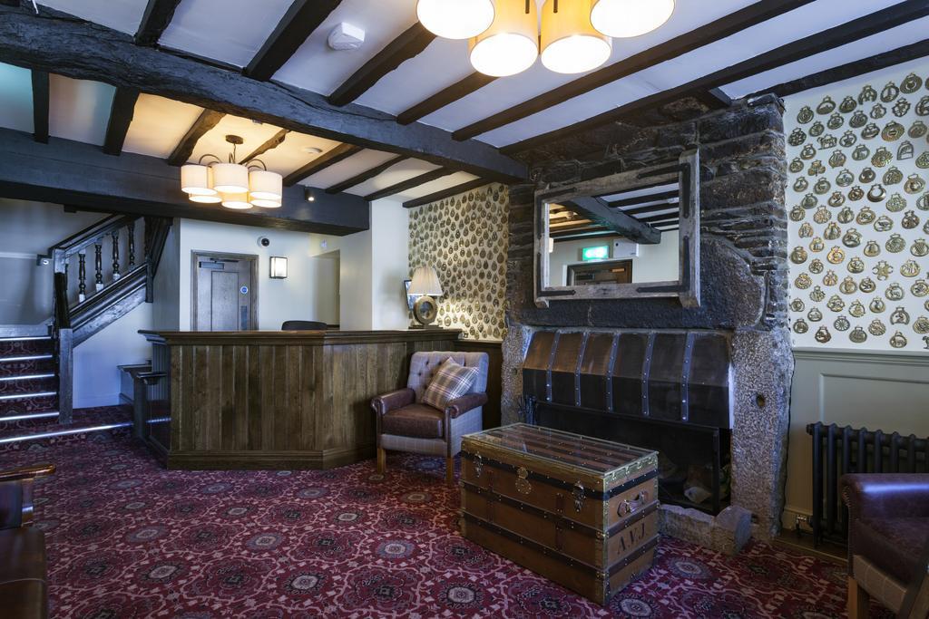The White Hart Hotel Wetherspoon 오크햄프턴 외부 사진
