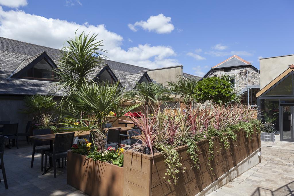 The White Hart Hotel Wetherspoon 오크햄프턴 외부 사진