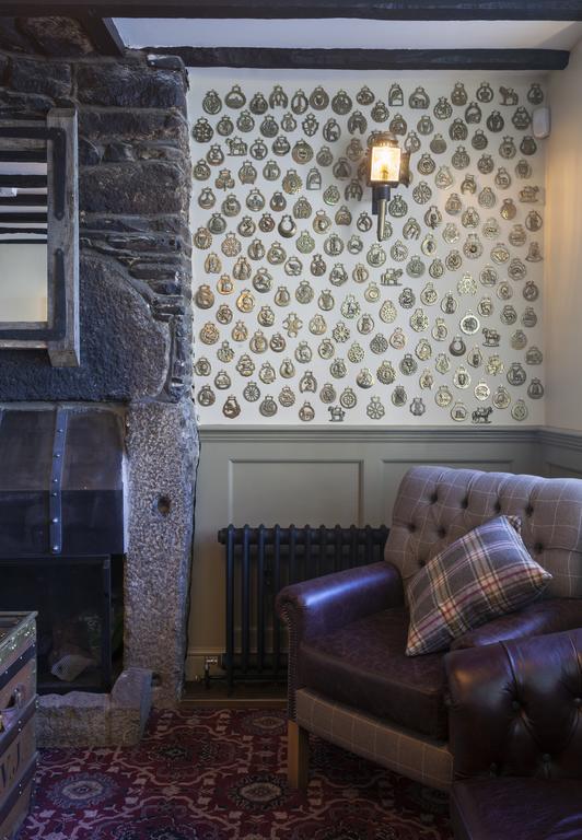The White Hart Hotel Wetherspoon 오크햄프턴 외부 사진