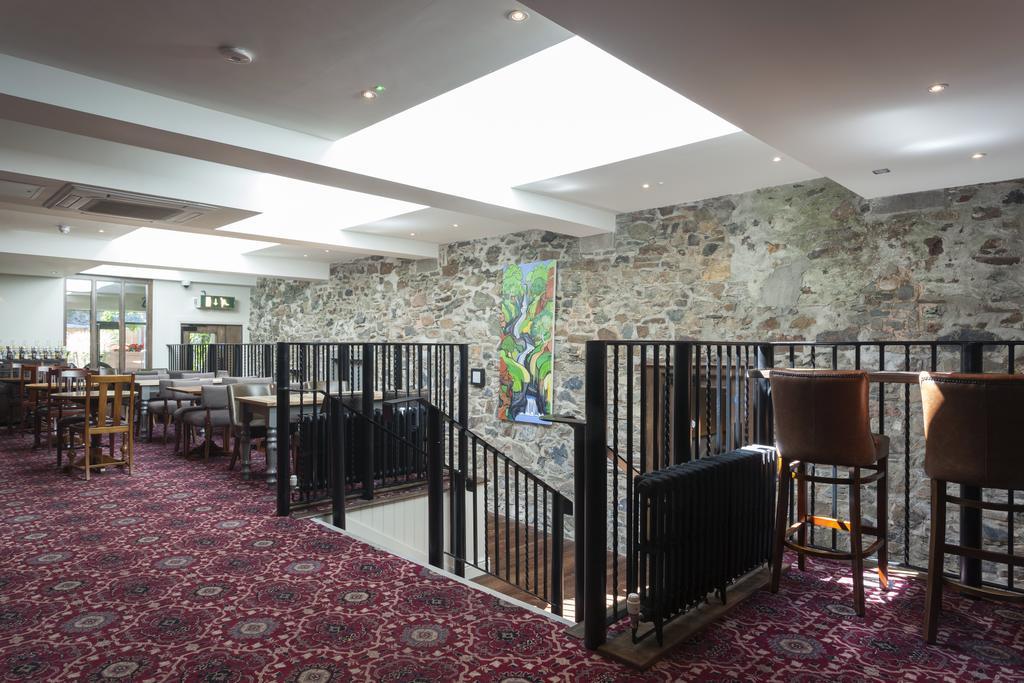 The White Hart Hotel Wetherspoon 오크햄프턴 외부 사진