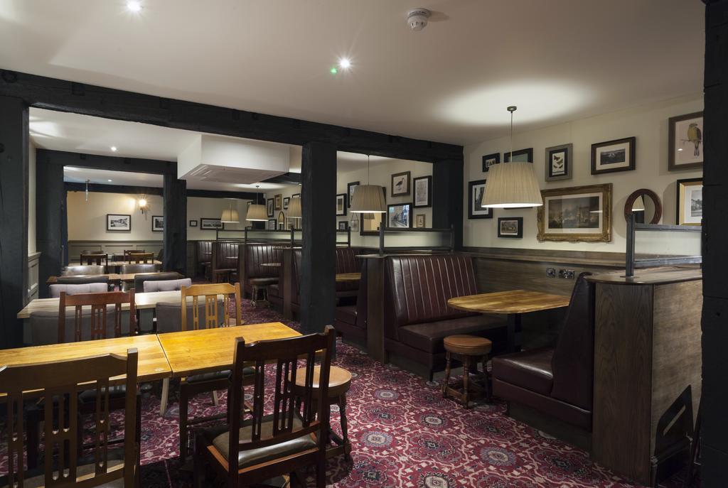 The White Hart Hotel Wetherspoon 오크햄프턴 외부 사진