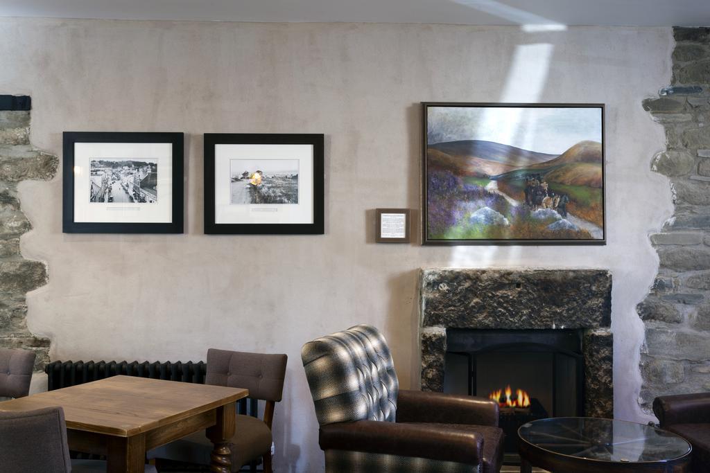 The White Hart Hotel Wetherspoon 오크햄프턴 외부 사진