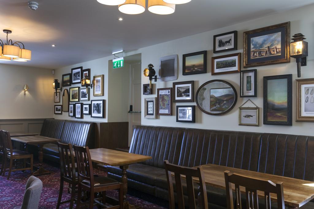 The White Hart Hotel Wetherspoon 오크햄프턴 외부 사진