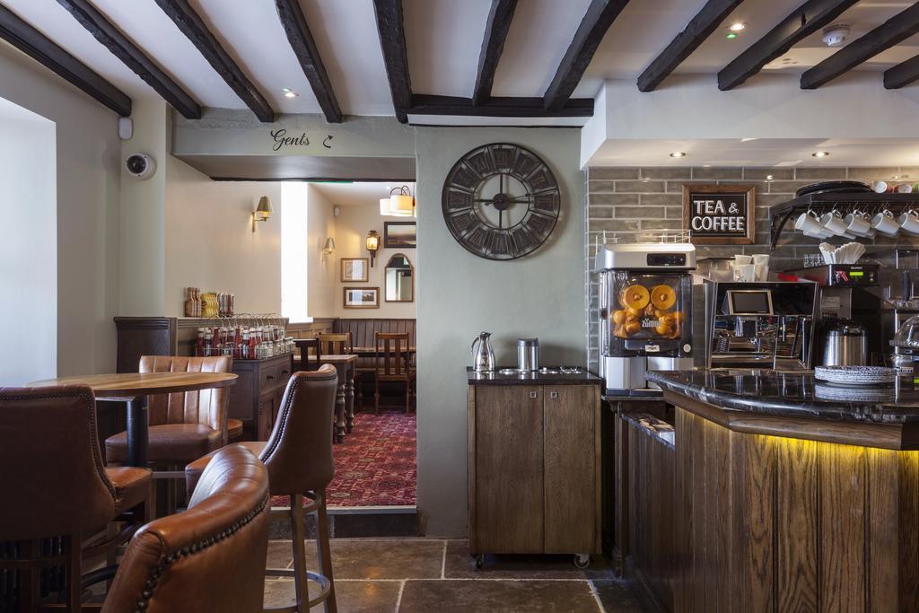 The White Hart Hotel Wetherspoon 오크햄프턴 외부 사진