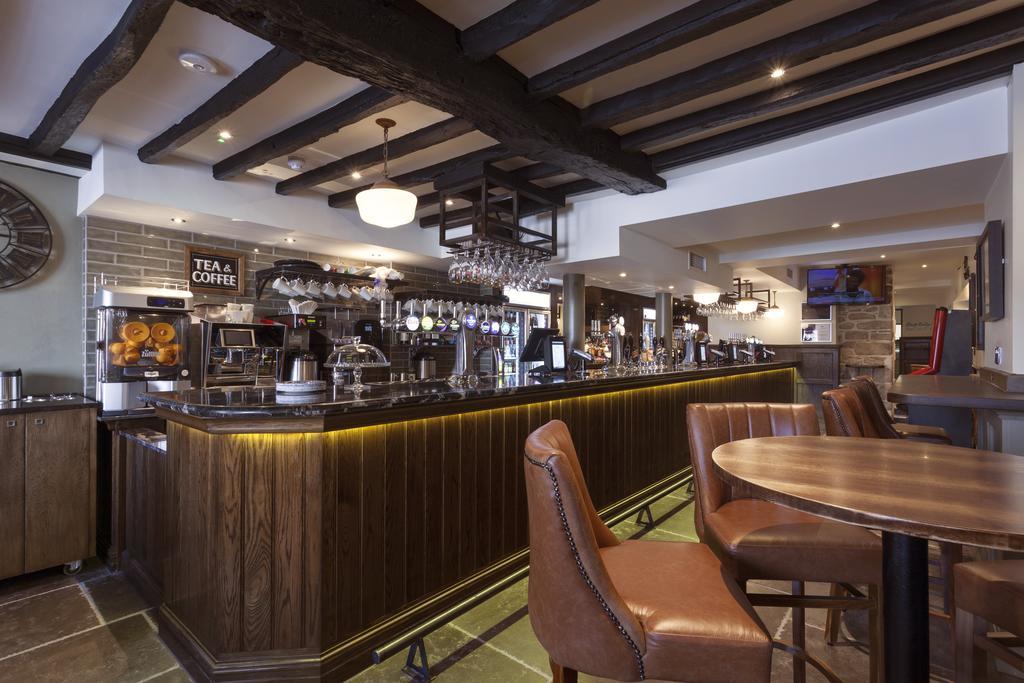 The White Hart Hotel Wetherspoon 오크햄프턴 외부 사진