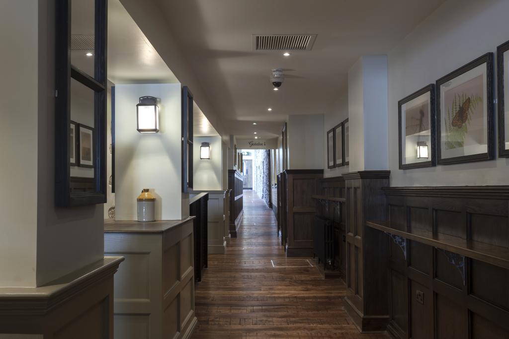 The White Hart Hotel Wetherspoon 오크햄프턴 외부 사진