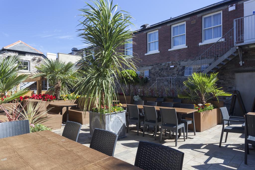 The White Hart Hotel Wetherspoon 오크햄프턴 외부 사진