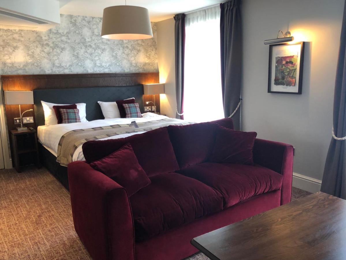 The White Hart Hotel Wetherspoon 오크햄프턴 외부 사진